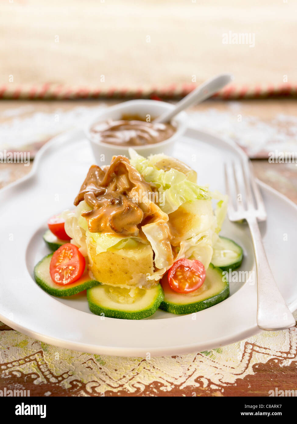 Gado-Gado, indonesische Kartoffel, Zucchini und Kohl Salat Stockfoto