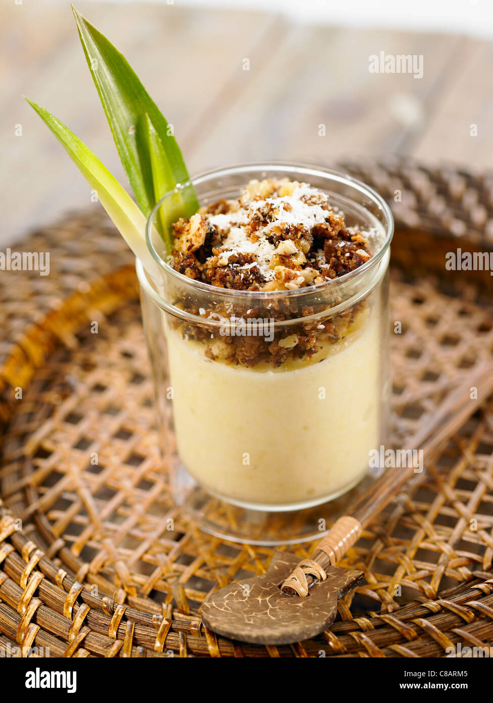 Ananas und Soja-Sahne mousse mit zerbröselten Vollkorn Cookie-topping Stockfoto