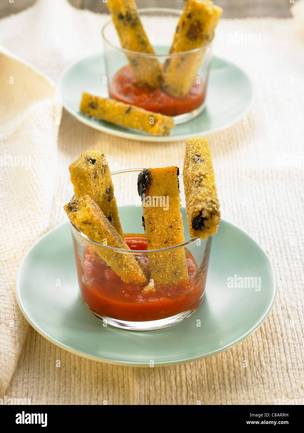 Schwarze Oliven Polenta-Sticks und Tomaten-salsa Stockfoto