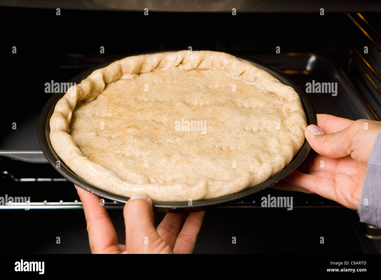 Die Empanada platzieren im Ofen Stockfoto