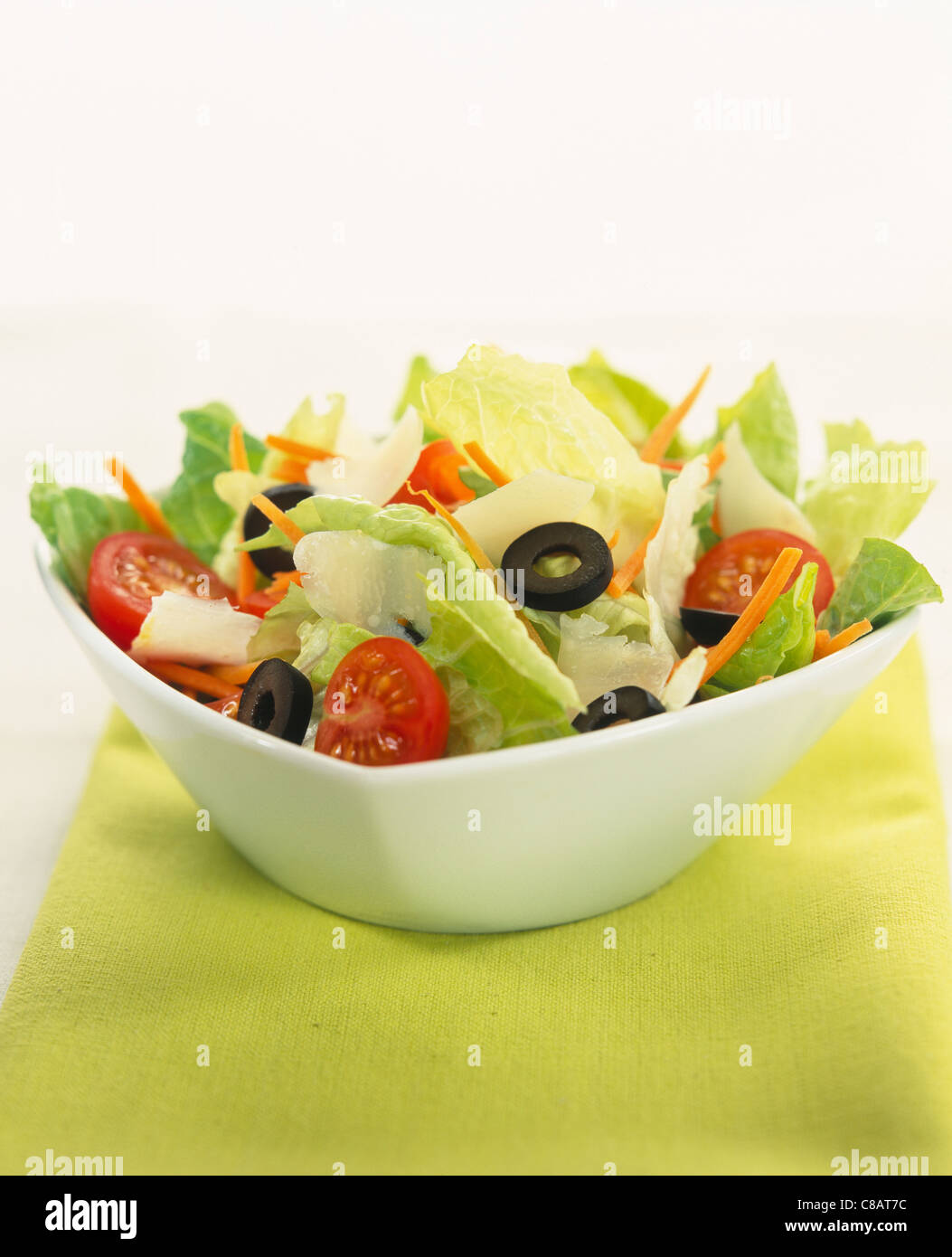Kopfsalat, Tomaten, schwarzen Oliven und Käse Salat Stockfoto