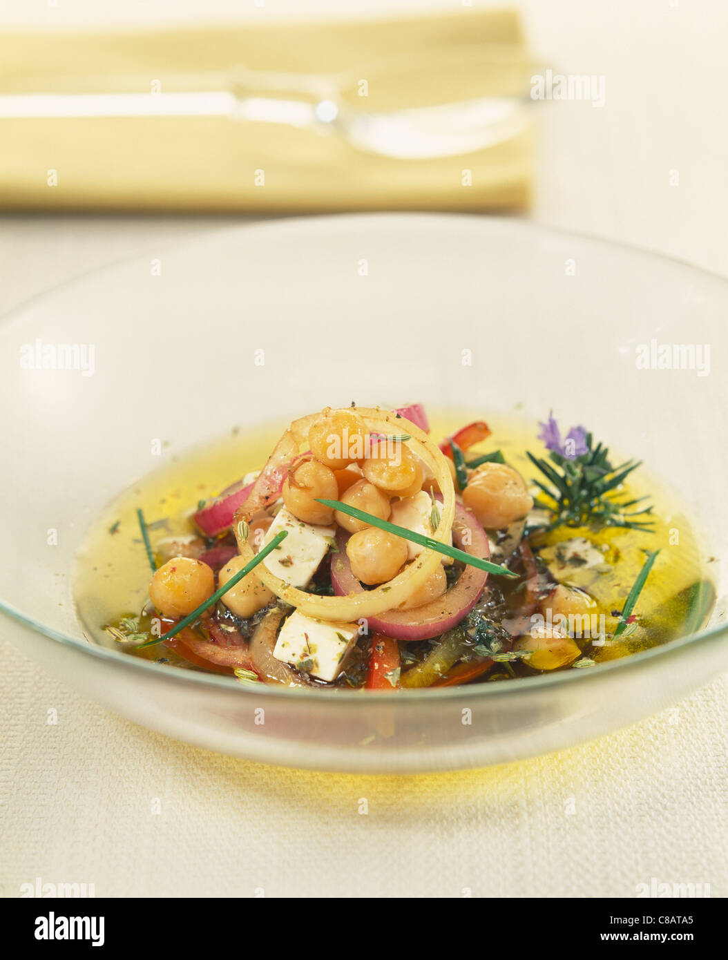 Kichererbsen-Feta-Salat mit Olivenöl und Kräutern Stockfoto