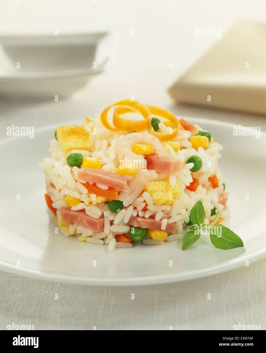 Kantonesischer Reis-Salat mit Garnelen Stockfoto