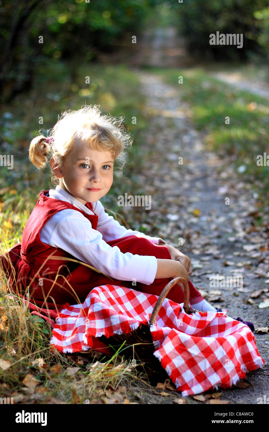 Hübsches kleines Mädchen in den Wald mit einem Korb für Pilze Stockfoto