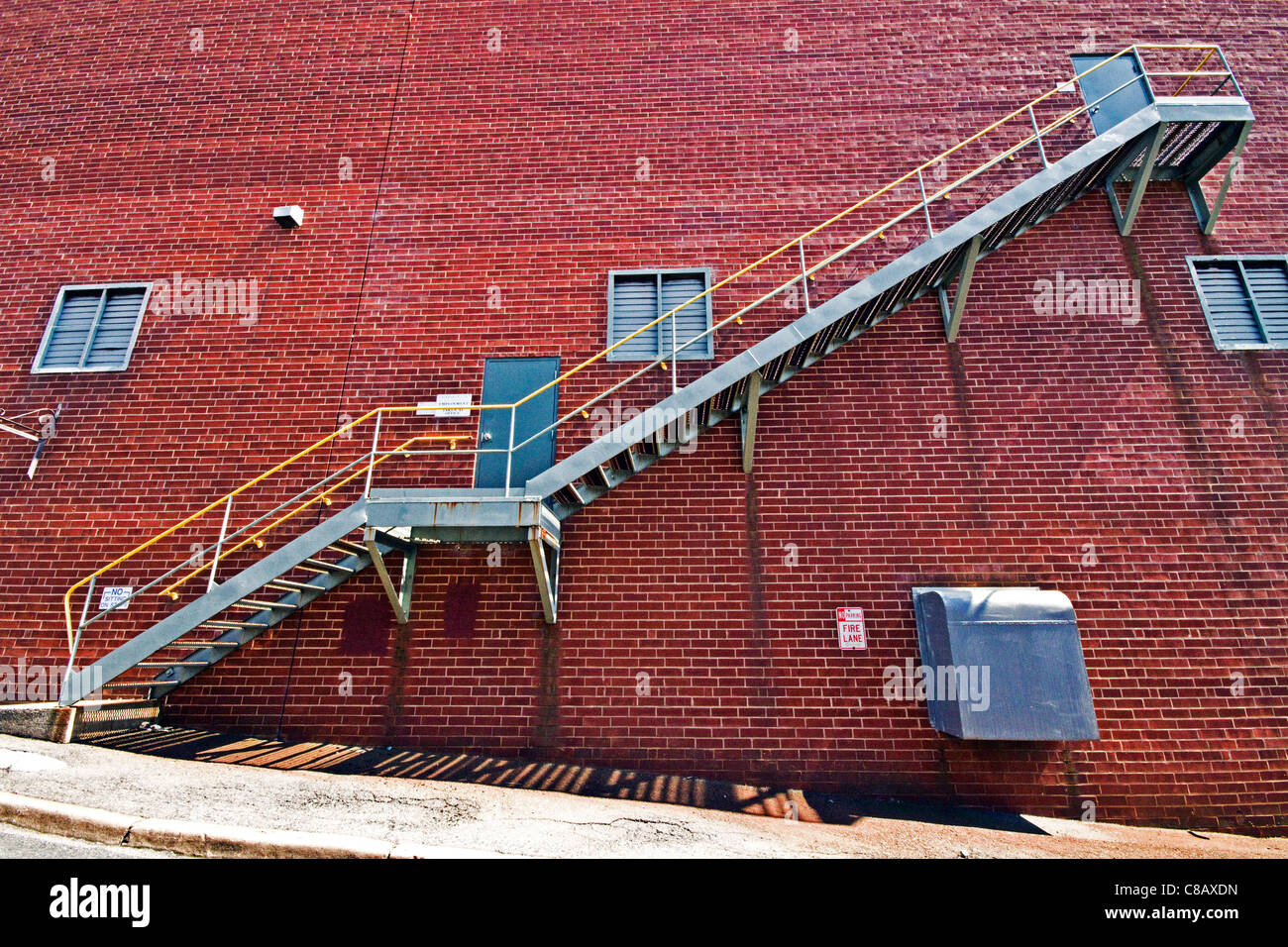 Metall-Treppe auf Ziegelmauer Stockfoto