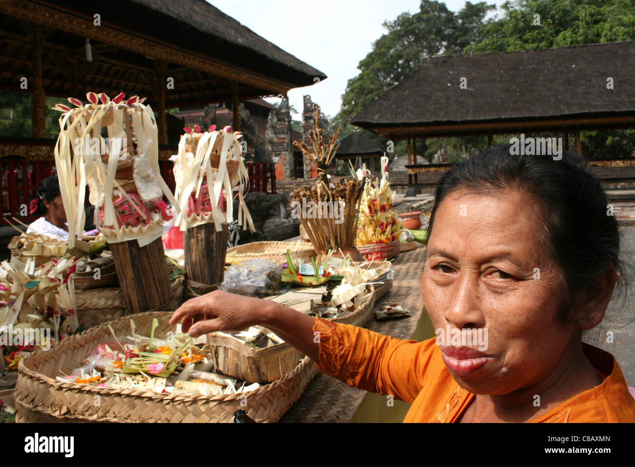 Balinesen Dame geben Angebote auf Tirta Empul Tempel Stockfoto