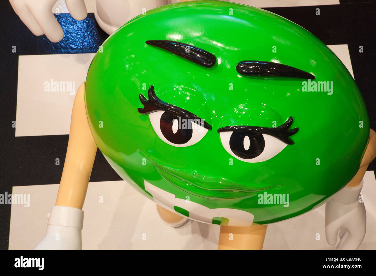 England, London, Leicester Square, innere Anzeige der M & M World Store Stockfoto