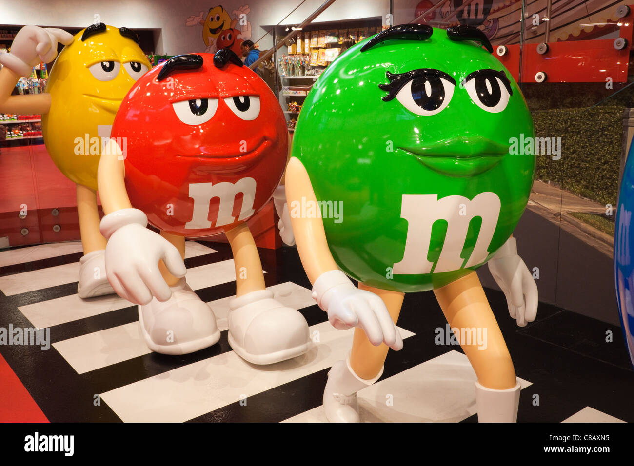 England, London, Leicester Square, innere Anzeige der M & M World Store Stockfoto