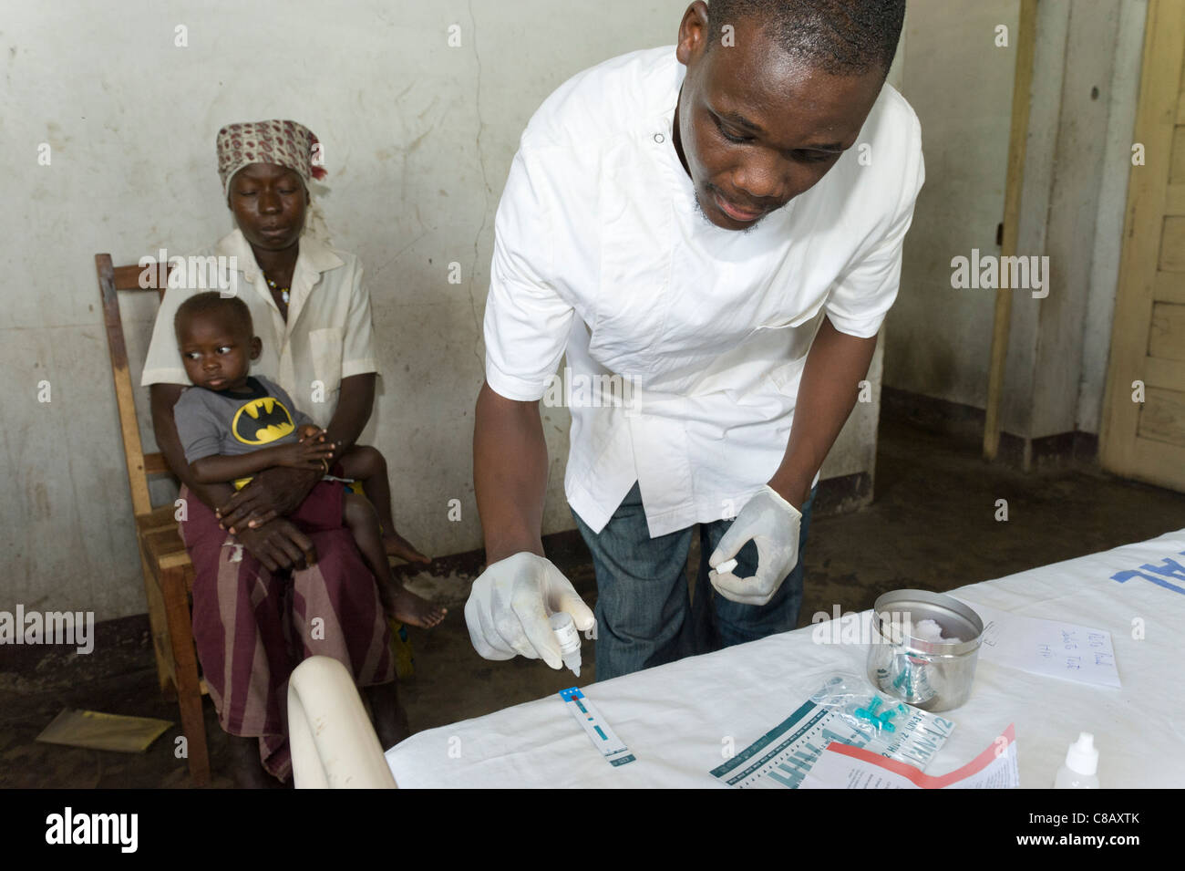 HIV-Schnelltests eines Kindes, dessen Mutter HIV/AIDS positiv in Quelimane Mosambik ist Stockfoto