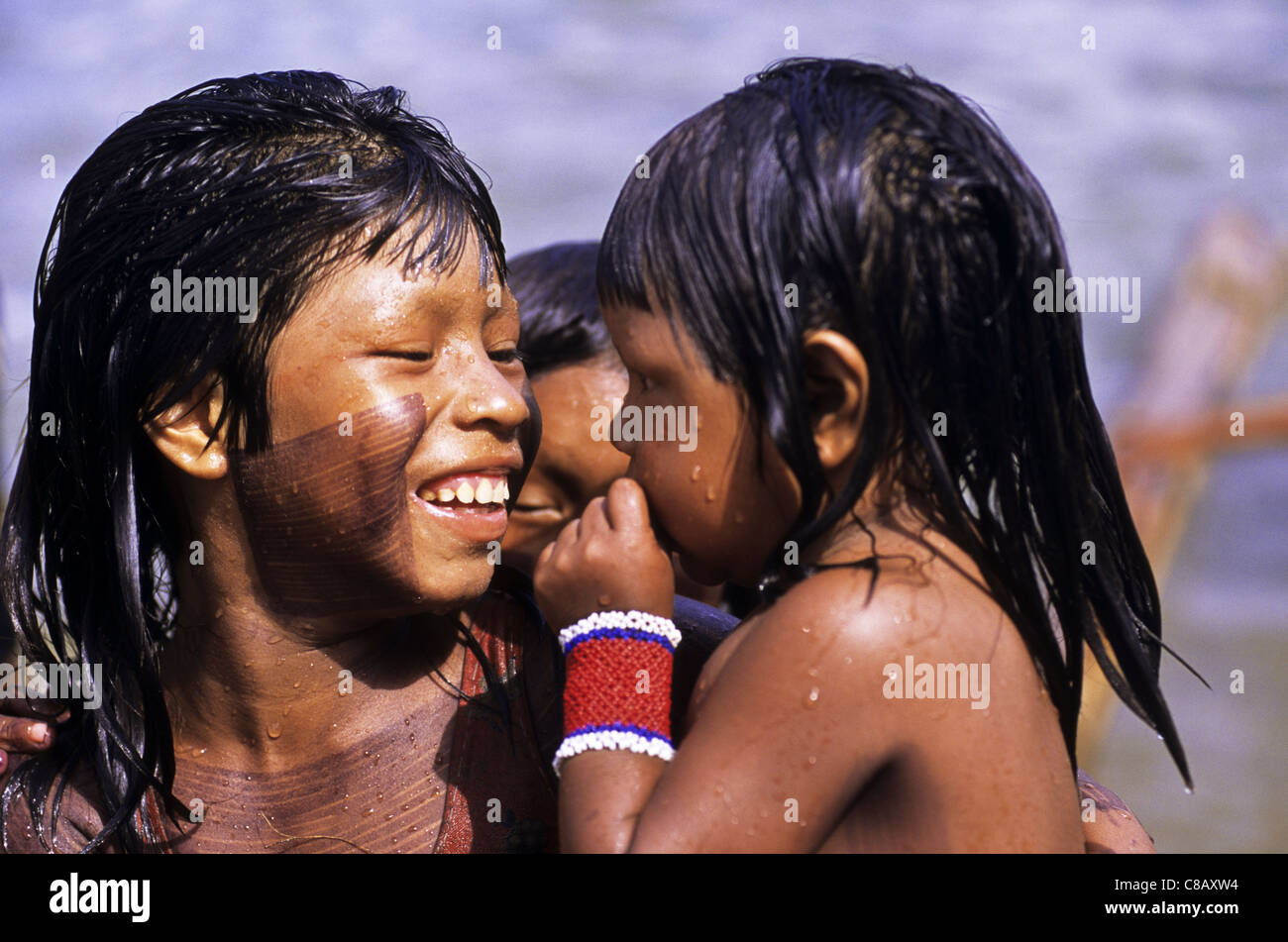 Bacaja Dorf, Brasilien. Indische Mädchen im Fluss; Xicrin Indianerstamm, Amazon. Stockfoto