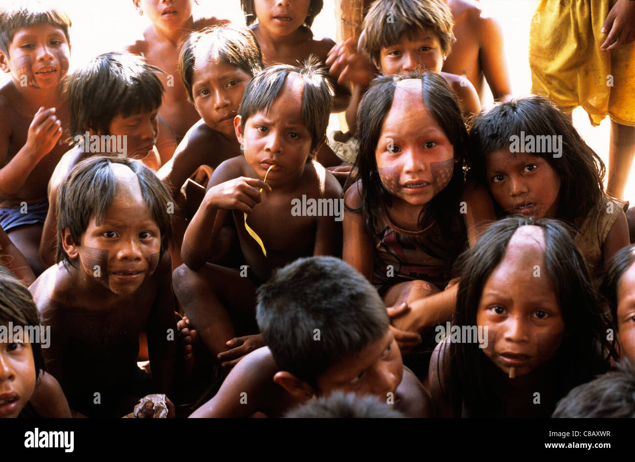 Bacaja Dorf, Amazonas, Brasilien. Gruppe von Kindern, rasierten Kopf der Fotograf Inquistively beobachten; Xicrin Stamm. Stockfoto