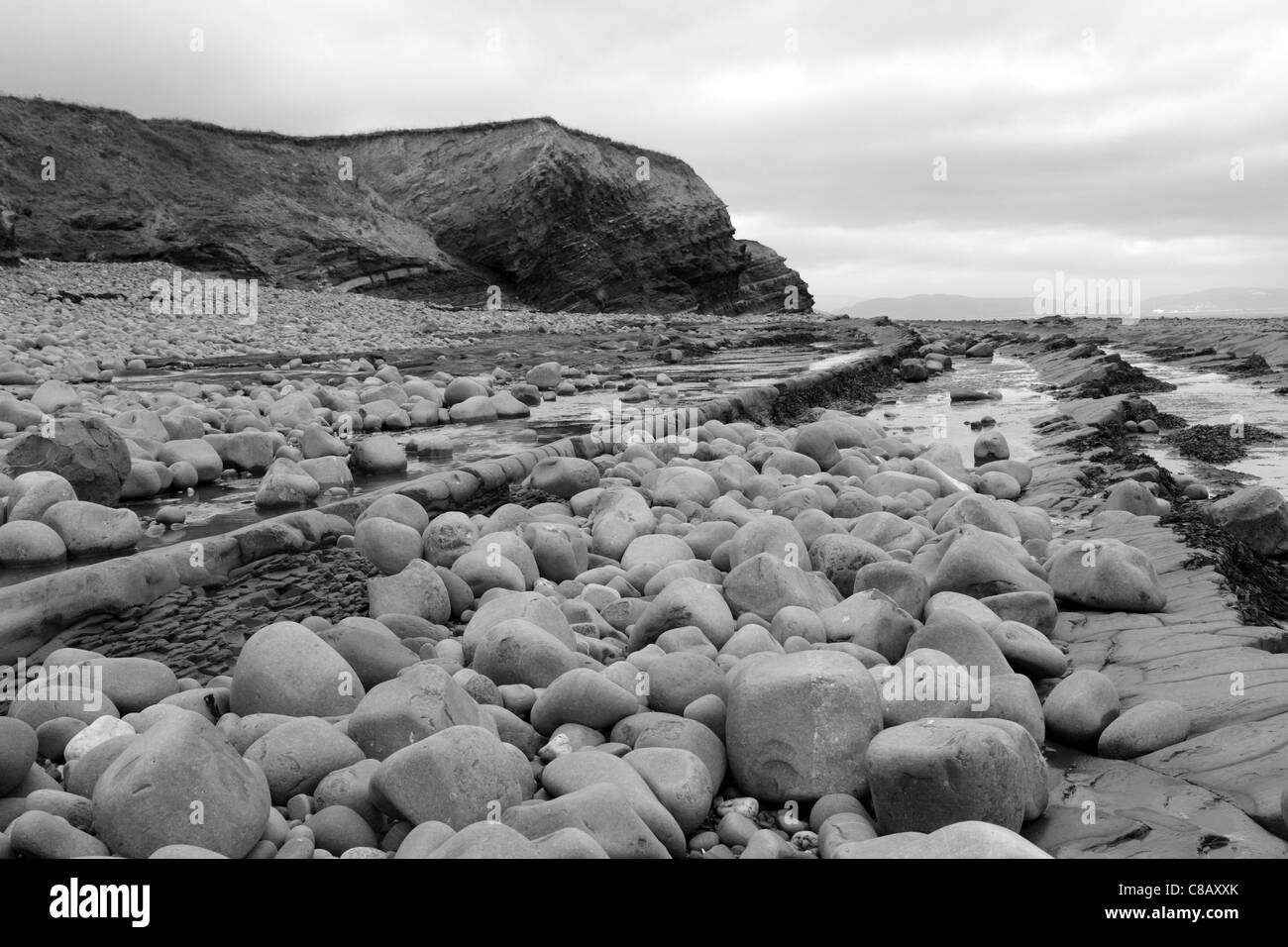 Schwarz-weiß Bild von kilve Strand, Somerset, England Stockfoto