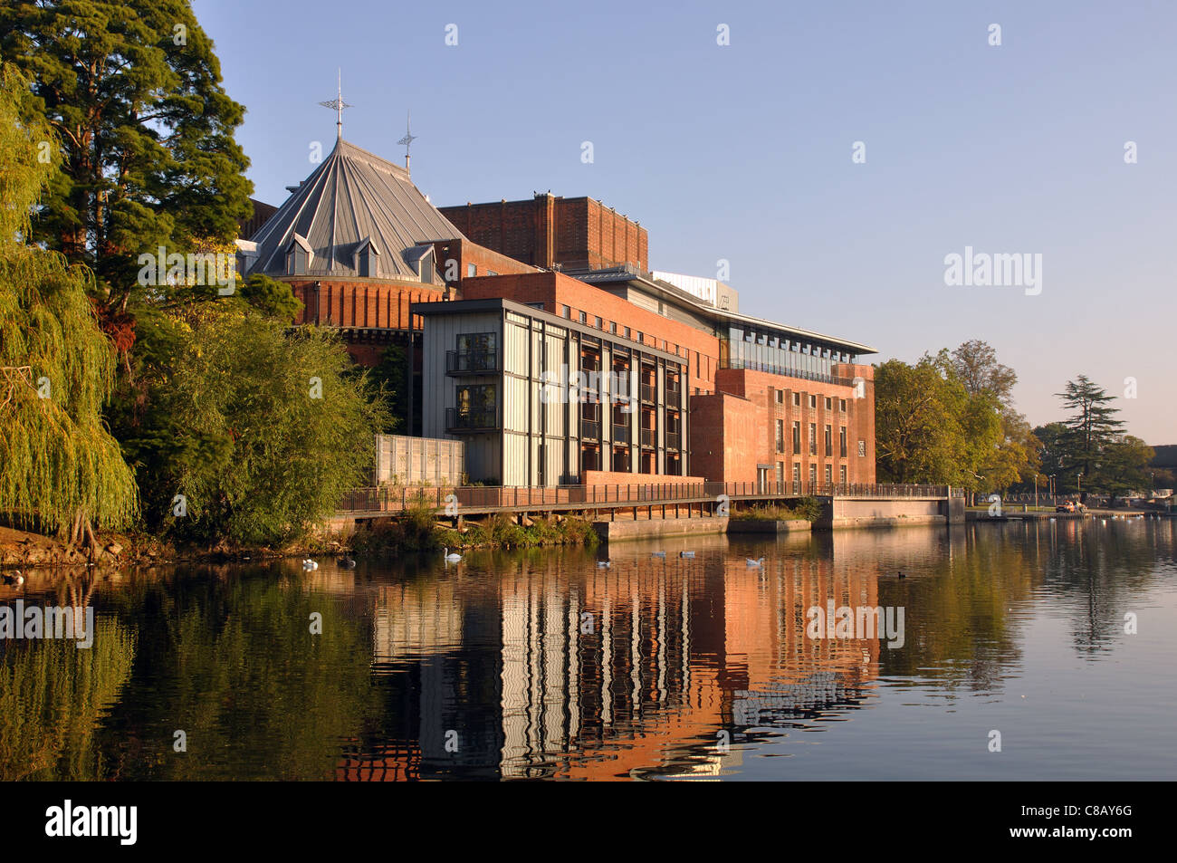 Die neue Royal Shakespeare Theatre und Fluss Avon, Bath, England, UK Stockfoto