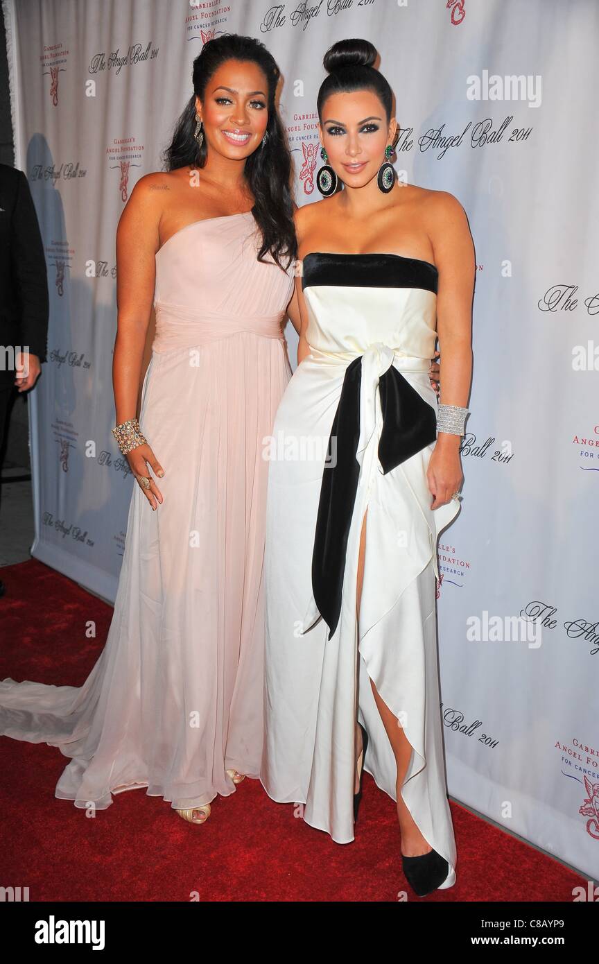 La La Anthony, Kim Kardashian im Ankunftsbereich The Angel Ball zugunsten Gabrielles Angel Foundation for Cancer Research, Cipriani Restaurant Wall Street, New York, NY 17. Oktober 2011. Foto von: Gregorio T. Binuya/Everett Collection Stockfoto