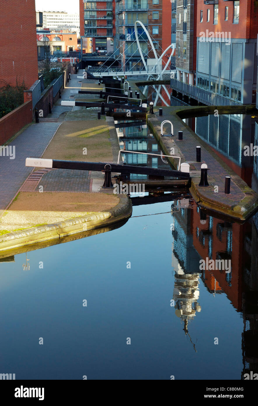 Kanal im Zentrum von Birmingham mit Reflexion der BT Tower Stockfoto