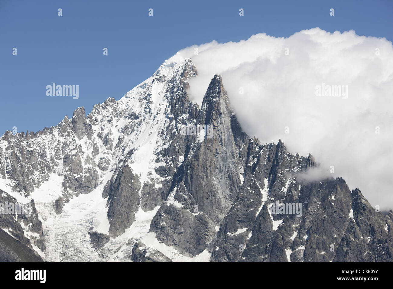 Ein Niederdruck nach unten löst die Bannerwolke rechts von Aiguille Verte (4122m) und Les Drus (3754m) aus. Chamonix, Haute-Savoie, Frankreich. Stockfoto