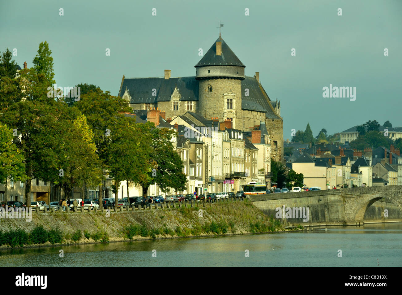 Burg von Laval Stadt Mayenne (Pays De La Loire, Frankreich). Der Fluss: "la Mayenne". Stockfoto