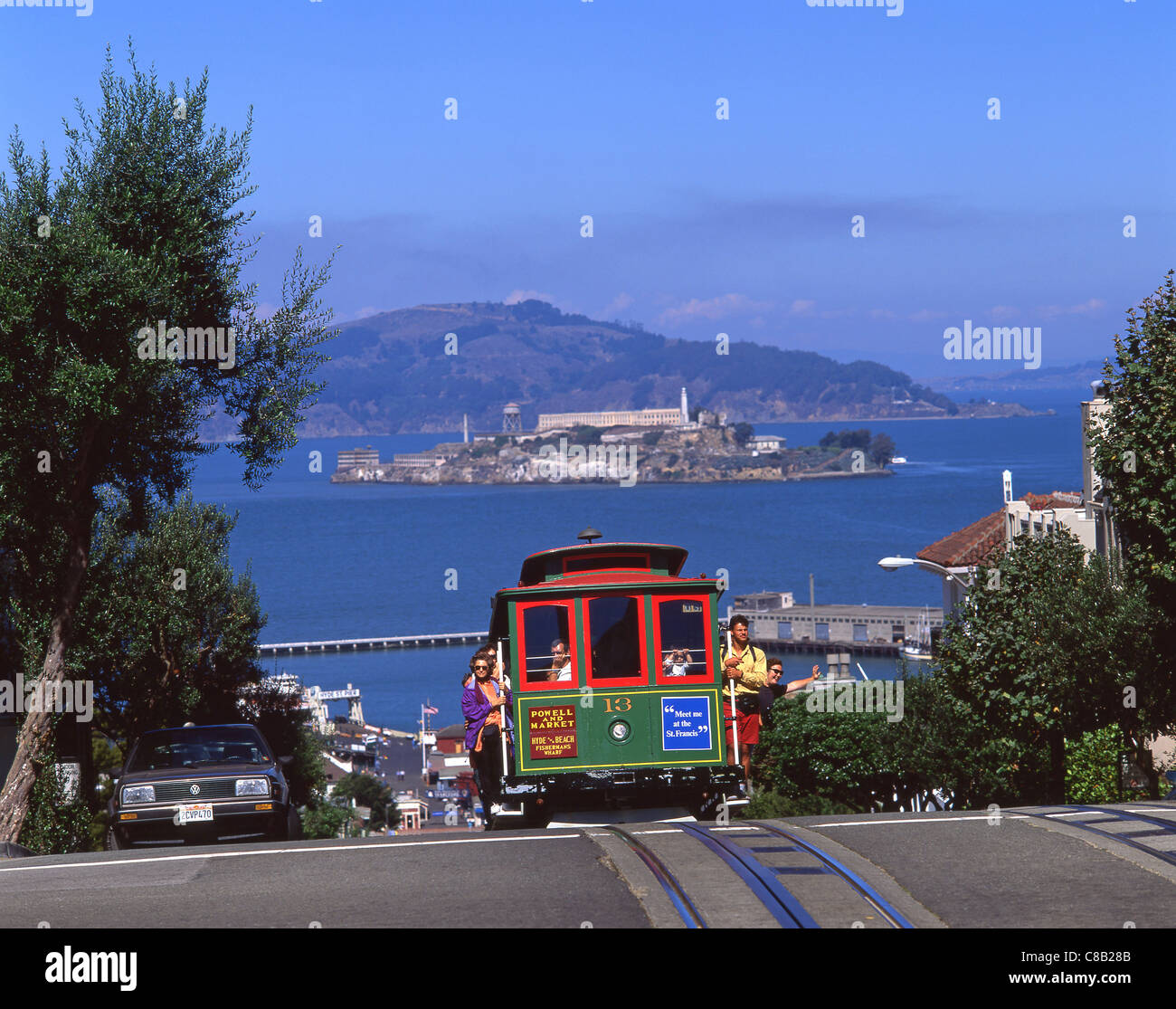 Cable Car an der Hyde Street mit Alcatraz Island im Hintergrund, San Francisco, California, Vereinigte Staaten von Amerika Stockfoto