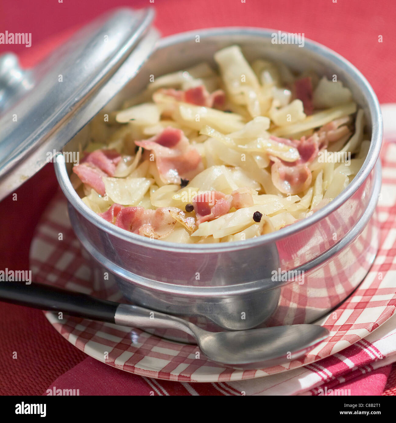 Weißen Kohl und Speck Eintopf Stockfoto