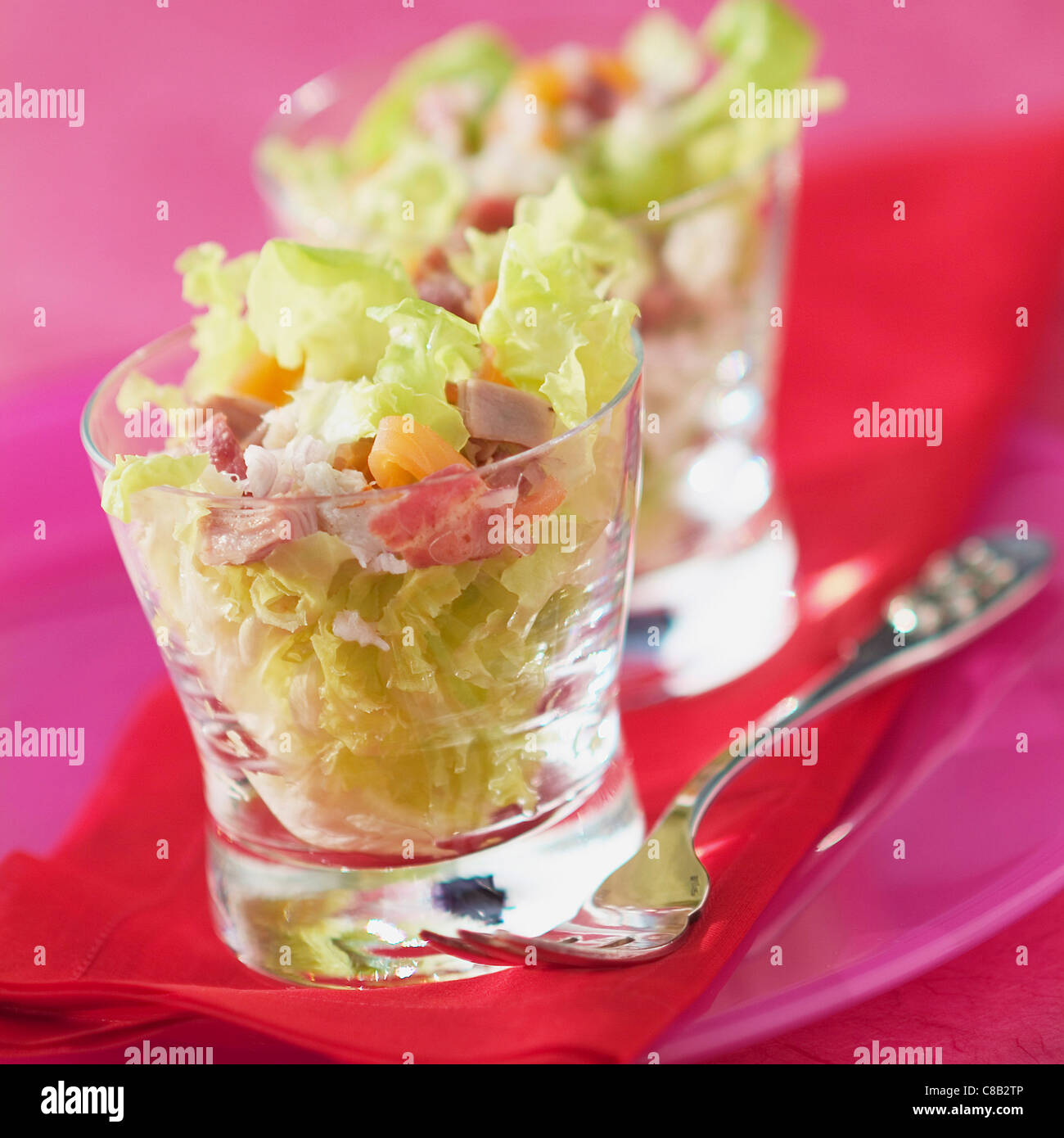 Salat mit Meeresfrüchten, Speck und Salat Stockfoto