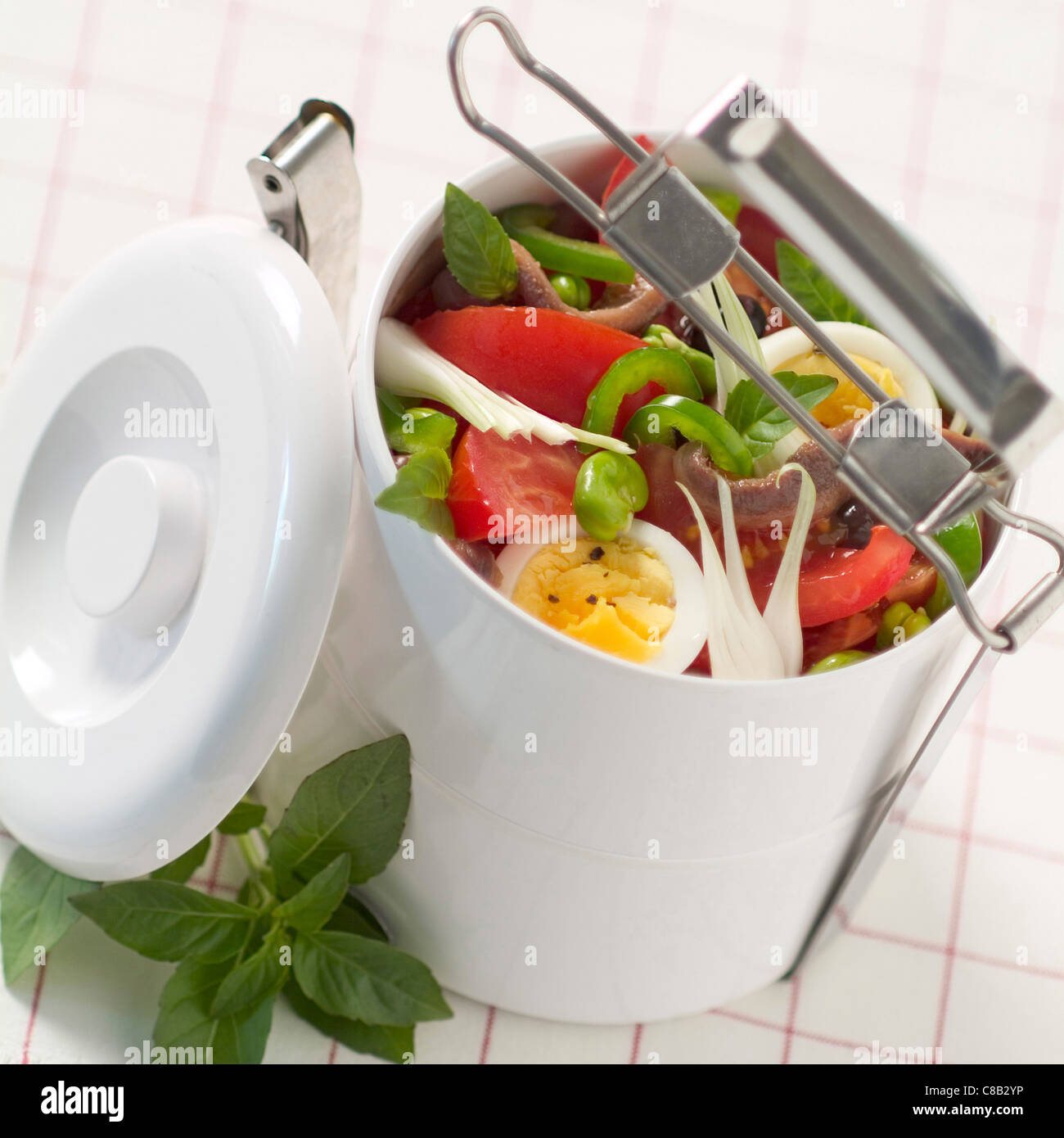 Salade Niçoise mit Sardellen, Ei, Artischocken, Oliven, Tomaten Stockfoto