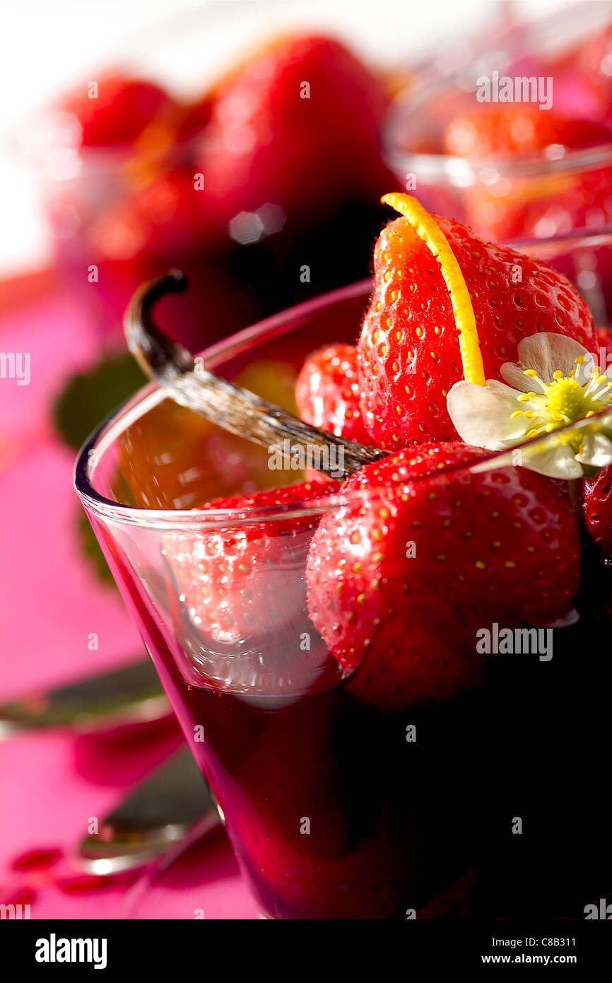 Rot Wein und Erdbeer-Suppe Stockfoto