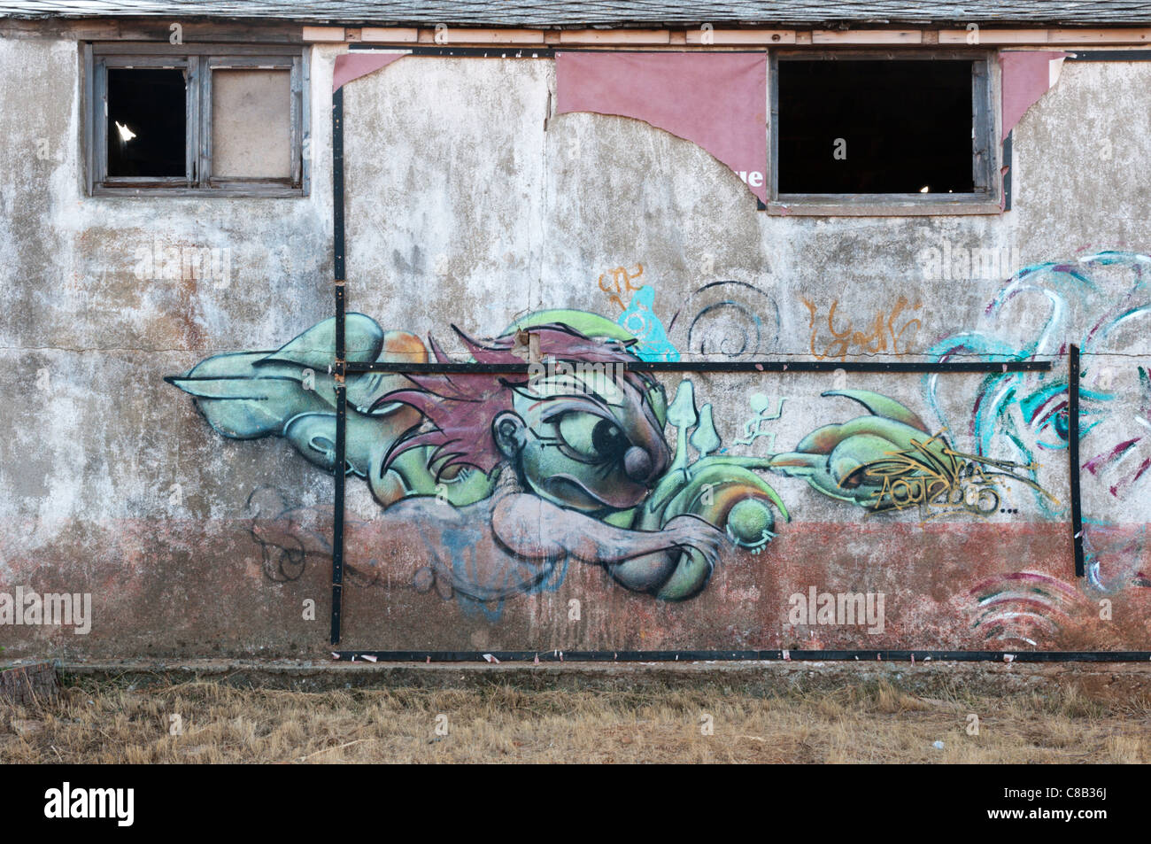 Graffiti am Camp de Rivesaltes zwischen Rivesaltes und Perpignan in Südfrankreich.  SIEHE BESCHREIBUNG FÜR DIE GESCHICHTE DER WEBSITE. Stockfoto