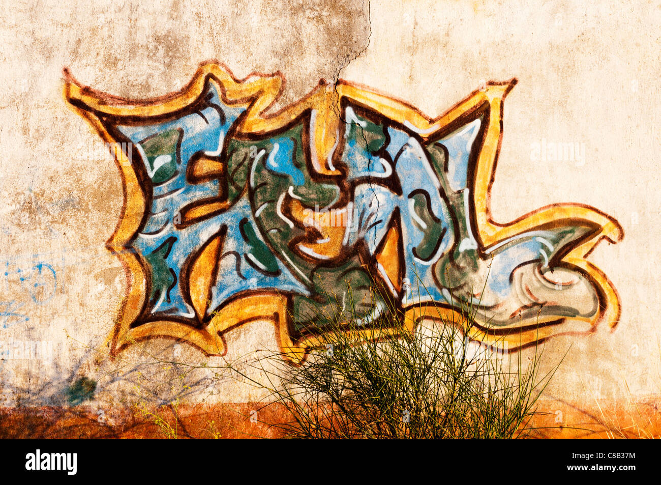 Graffiti am Camp de Rivesaltes zwischen Rivesaltes und Perpignan in Südfrankreich.  SIEHE BESCHREIBUNG FÜR DIE GESCHICHTE DER WEBSITE. Stockfoto