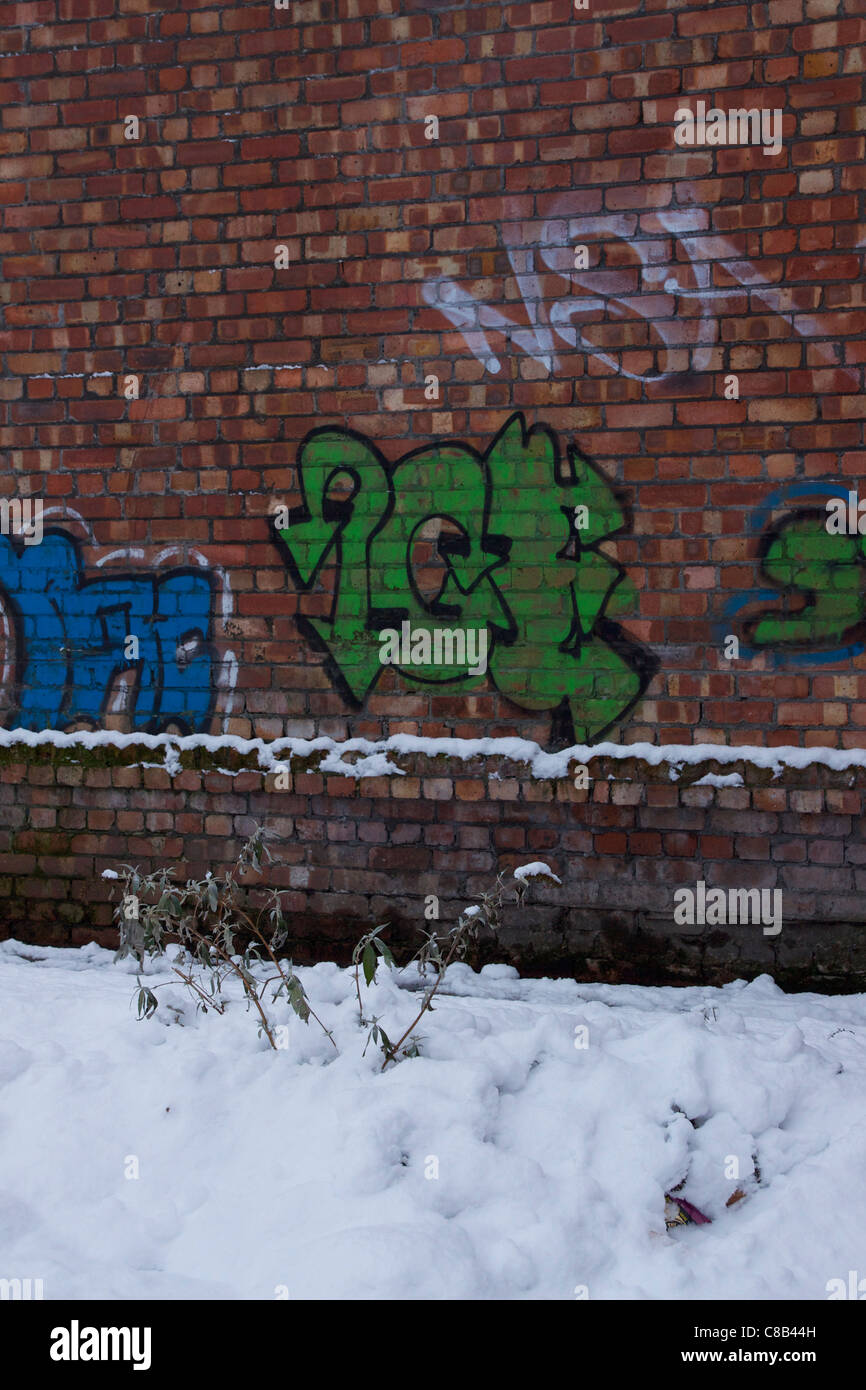 Das Wort "Ice" Written in Graffiti - neben einigen realen Eis/Schnee Stockfoto