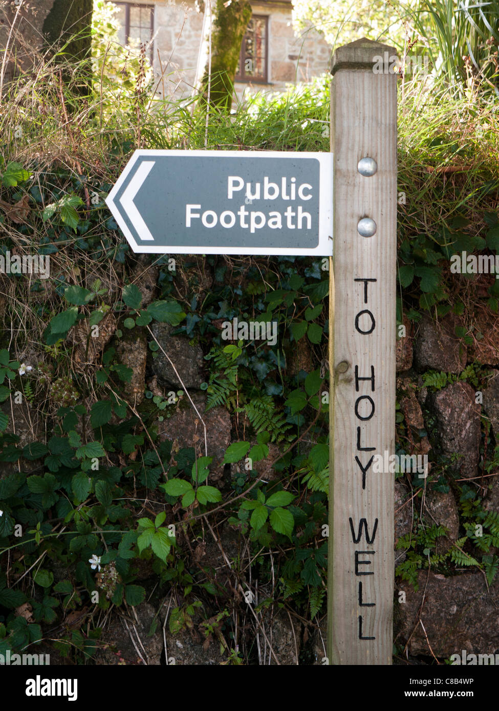 Öffentlichen Wanderweg-Zeichen, um ein heiliges gut in Cornwall in Großbritannien Stockfoto