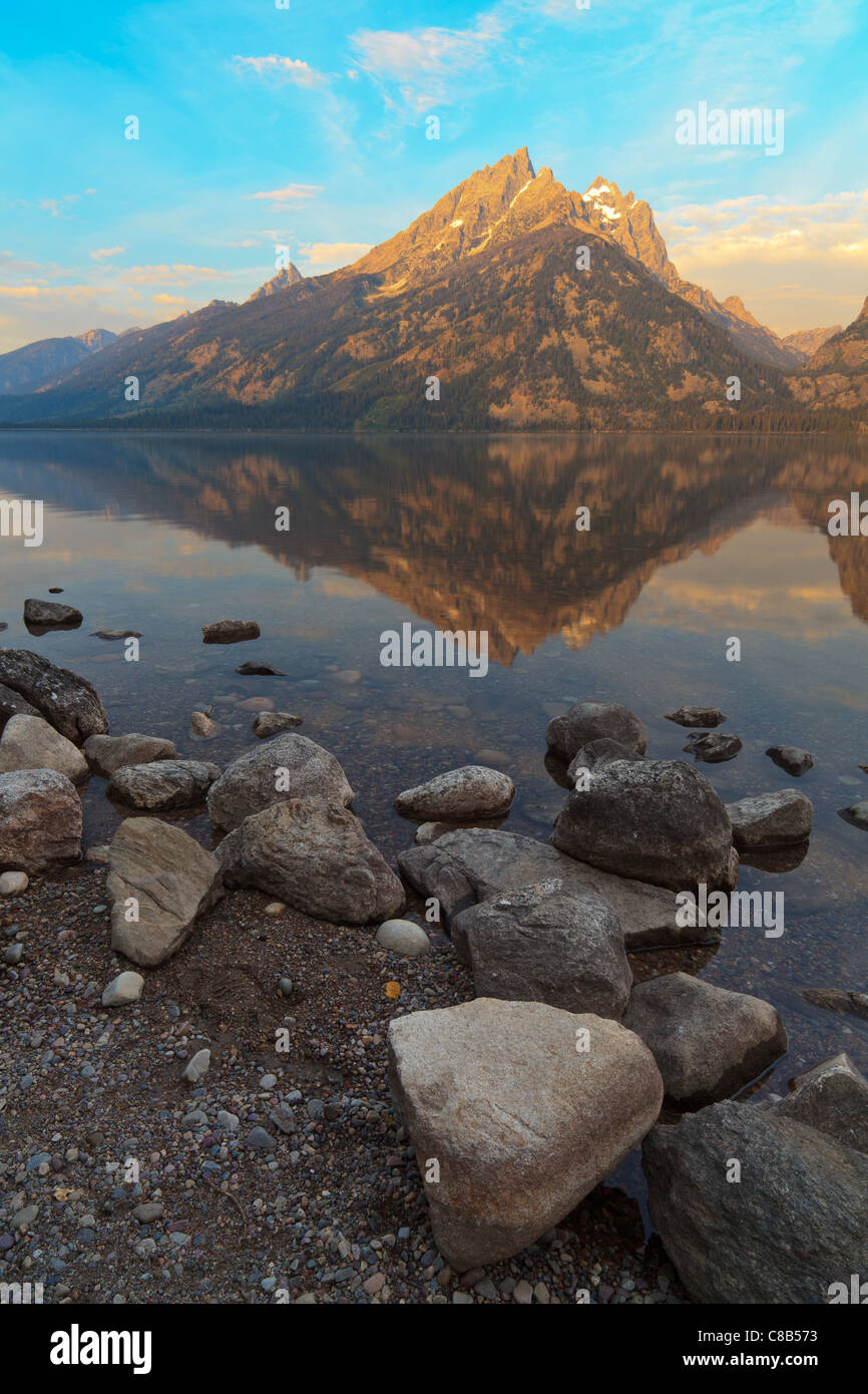 Jenny Lake im Grand Teton National Park wurde vor etwa 12.000 Jahren durch Glazial-Bewegung gebildet.  Der See wird voraussichtlich weit über 400 ft tief sein und über 1100 Hektar groß ist.   Es ist eine der Hauptattraktionen im Park und hat viele Aktivitäten sowohl um ihn herum und in der Nähe.  Interessanterweise gab es in unserer heutigen Welt, eine Studie im Jahr 2005 darauf hingewiesen, dass Jenny Seewasser durch Luft- oder Wasserverschmutzung nicht geschädigt worden sind. Stockfoto