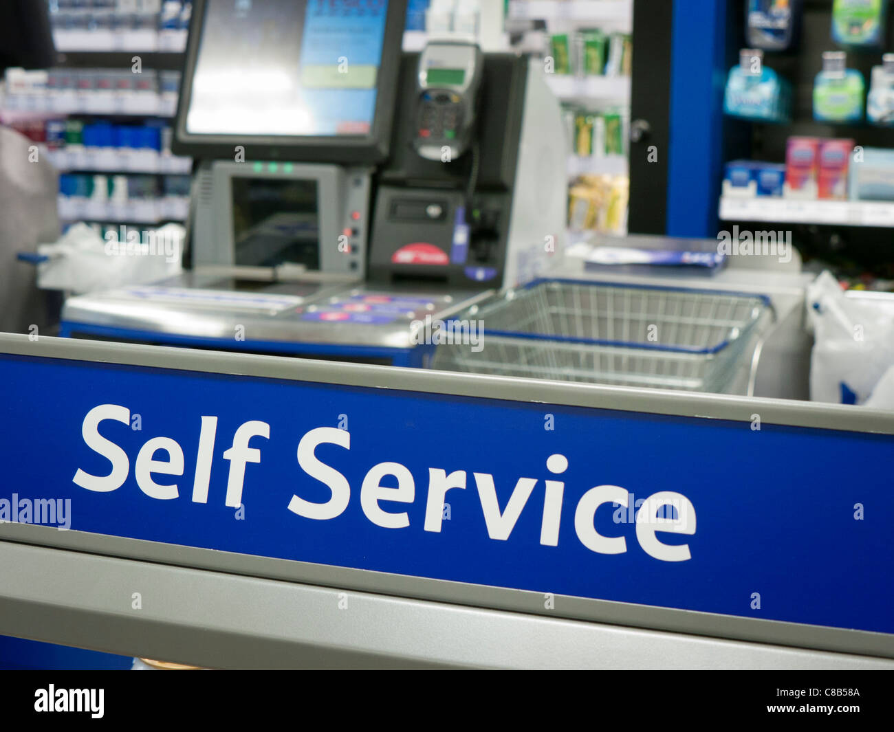 SB-Kasse im Supermarkt Tesco in Großbritannien Stockfoto
