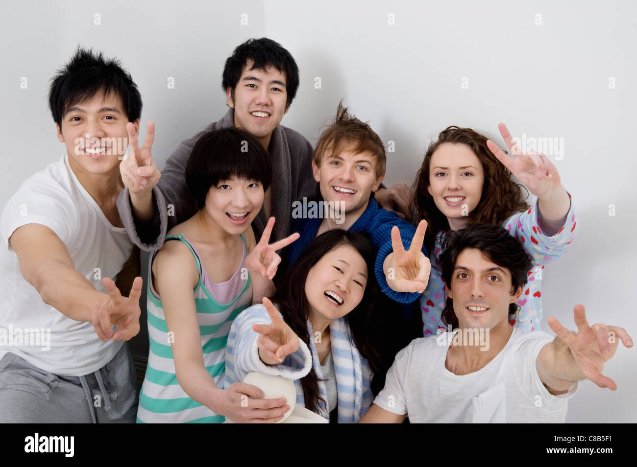 Gruppenbild von jungen Freunden zeigen, Peace-Zeichen Stockfoto