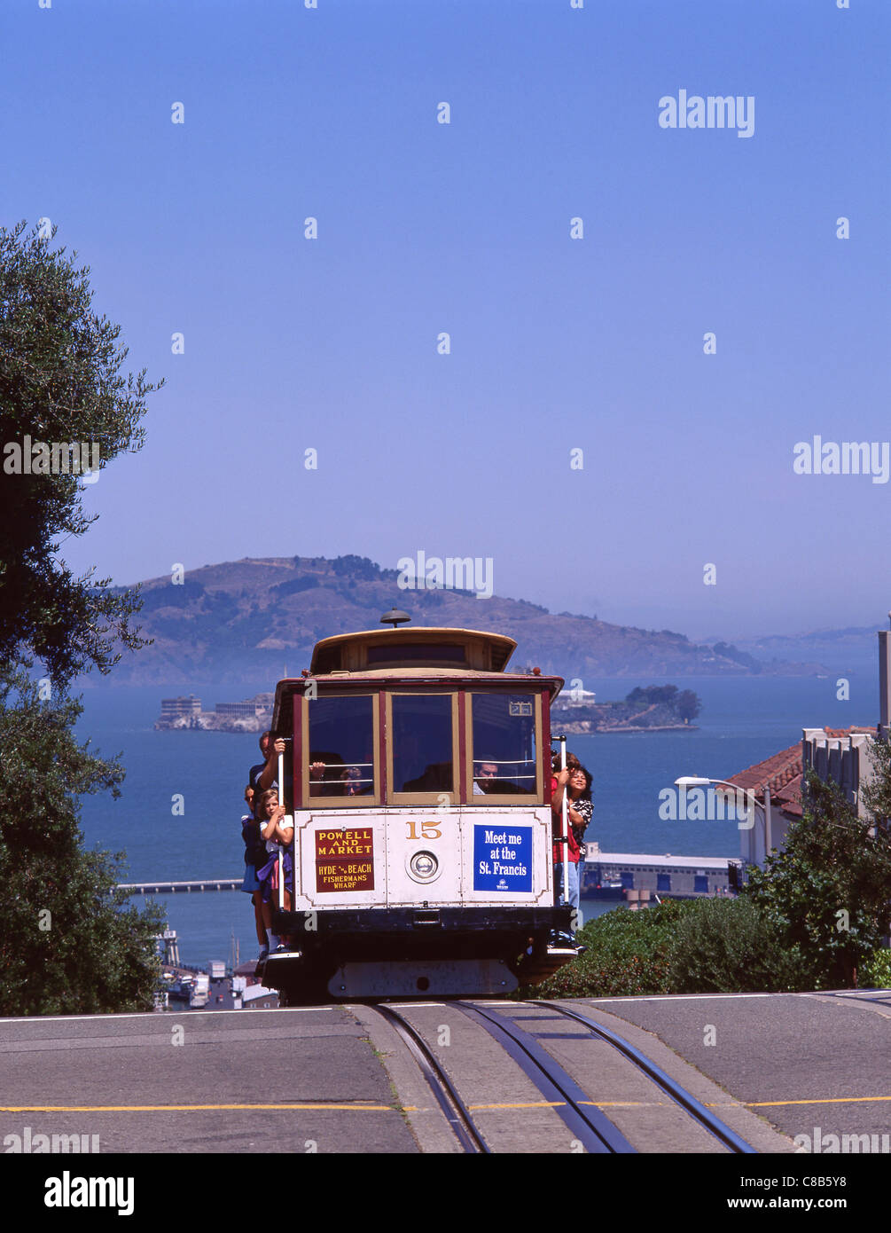 Cable Car an der Hyde Street mit Alcatraz Island im Hintergrund, San Francisco, California, Vereinigte Staaten von Amerika Stockfoto