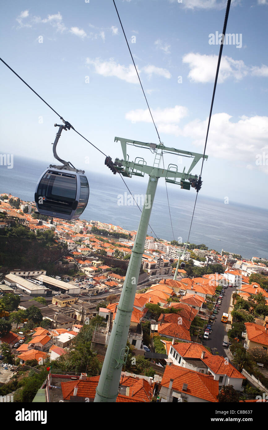 Madeira. Funchal. Fahrt mit der Seilbahn über die Dächer. Funchal Küste Stockfoto