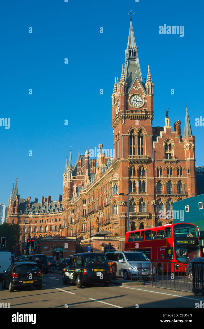 Verkehr auf Euston Road mit Bahnhof St Pancras in London England UK Mitteleuropa Hintergrund Stockfoto