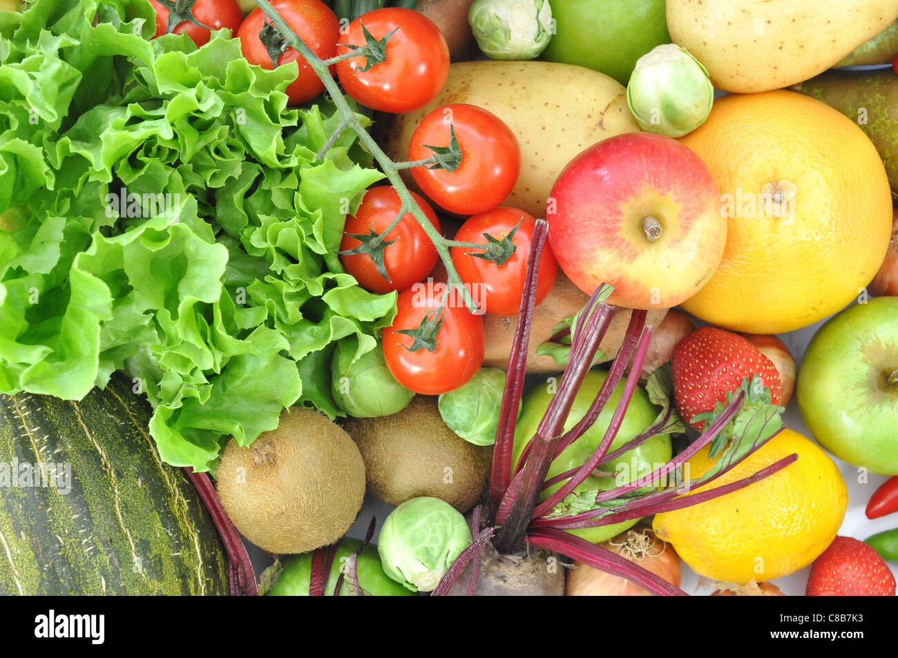 Bunte Anzeige von reifen Früchten und Gemüse Stockfoto