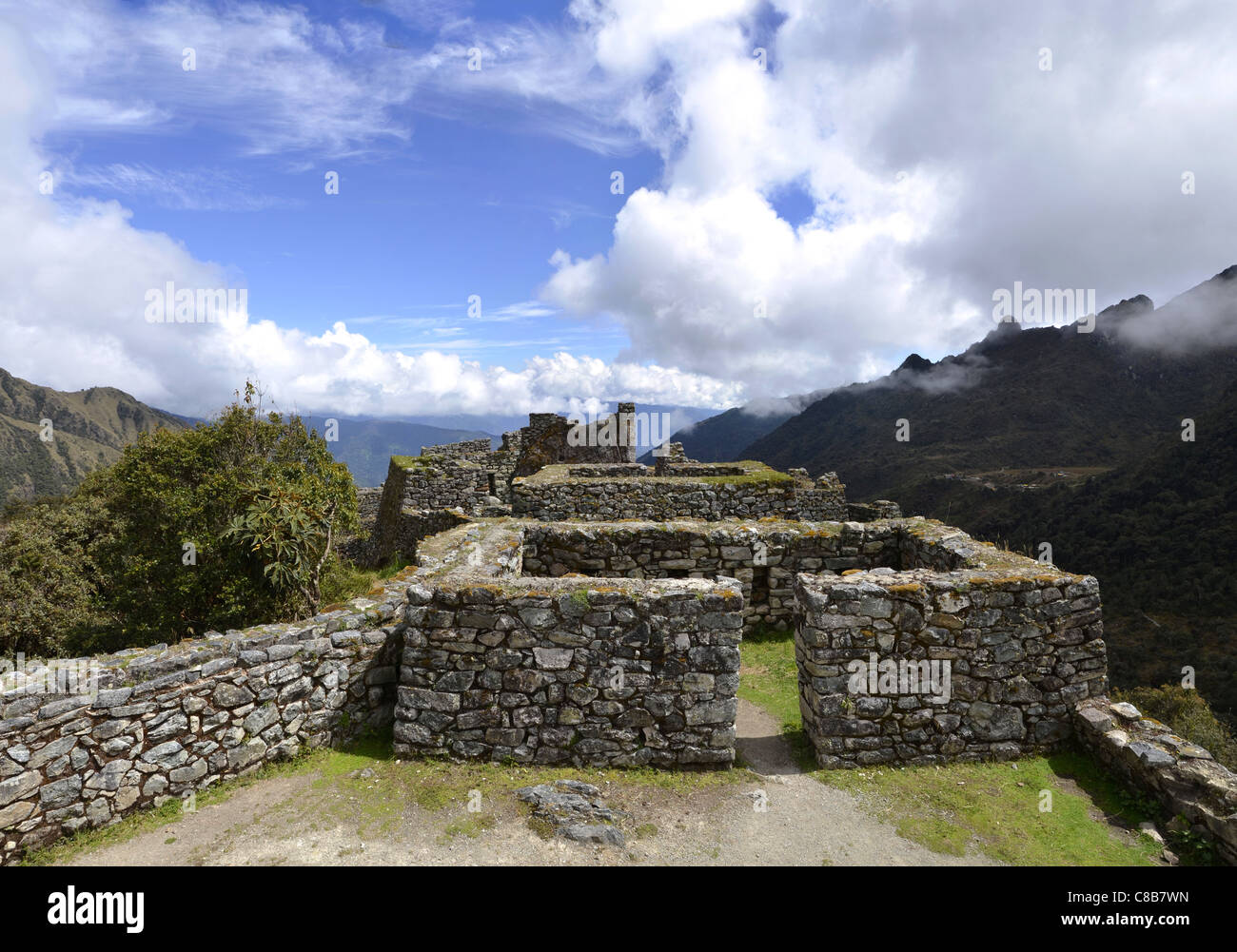 Runkuracay Inka Trail Zug Wanderung Pass Bergkette Machu Pfad zu Fuß Machu Picchu Panorama heiligen Gipfel wandern Inka Peru Reisen m Stockfoto