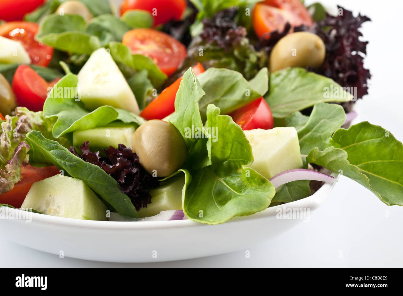 Mediterraner Salat mit Rucola (Rucola, Roquette, Rucola oder Rucola) Stockfoto
