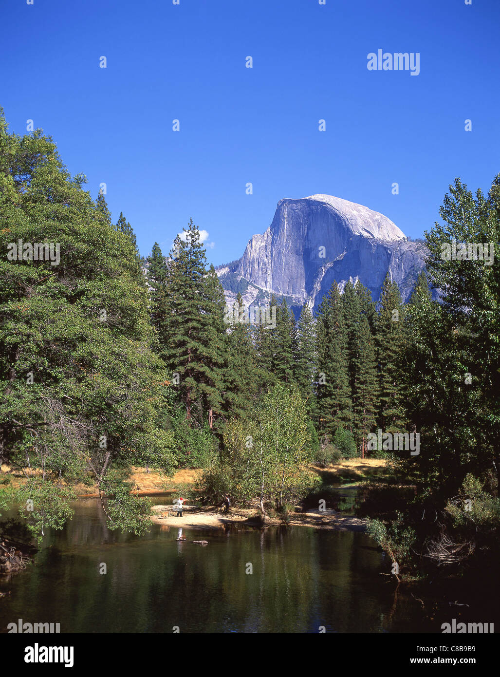 Halbe Kuppel Vista und Merced River, Yosemite-Nationalpark, Kalifornien, Vereinigte Staaten von Amerika Stockfoto
