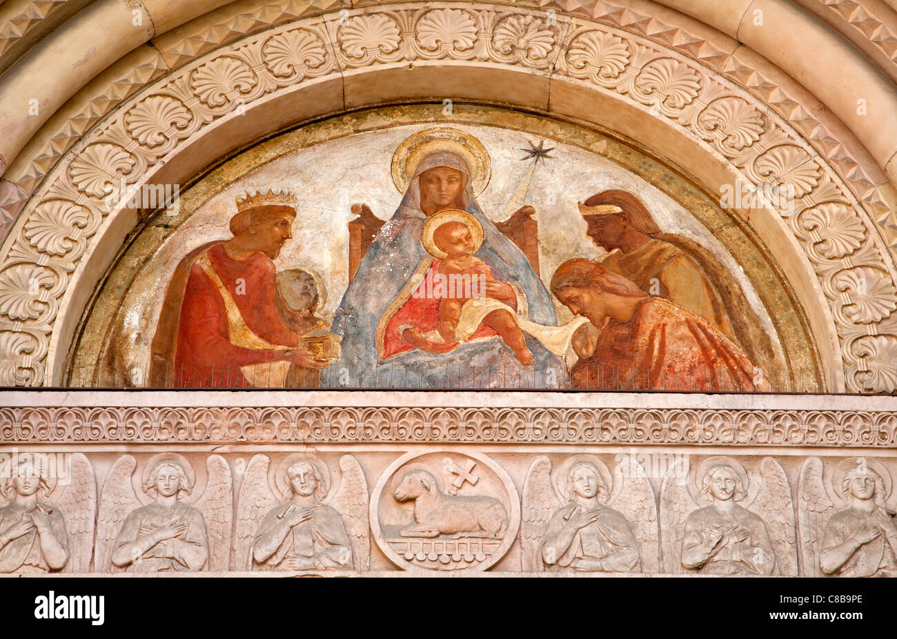 Mailand - Fresco von Jungfrau Maria vom Hauptportal der Kirche San Lorenzo Stockfoto