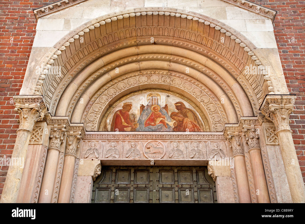 Mailand - Fresco von Jungfrau Maria vom Hauptportal der Kirche San Lorenzo Stockfoto