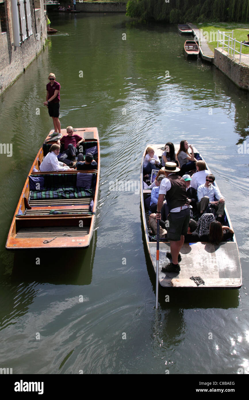 Bootfahren auf dem Fluss Cam Cambridge Ansicht von Magdalena-Brücke Stockfoto