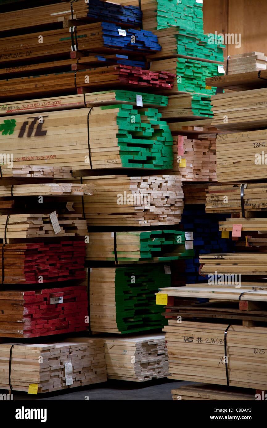 Große Mengen an Holz Sperrholz im Warehouse gespeichert Stockfoto