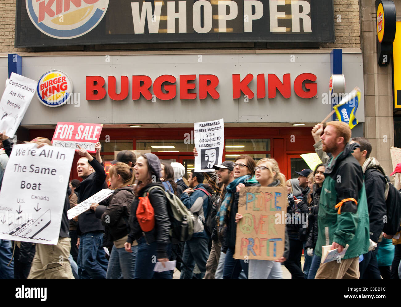 Demonstranten marschieren auf Yonge Street "Besetzen Toronto" Bewegung zu unterstützen. Stockfoto