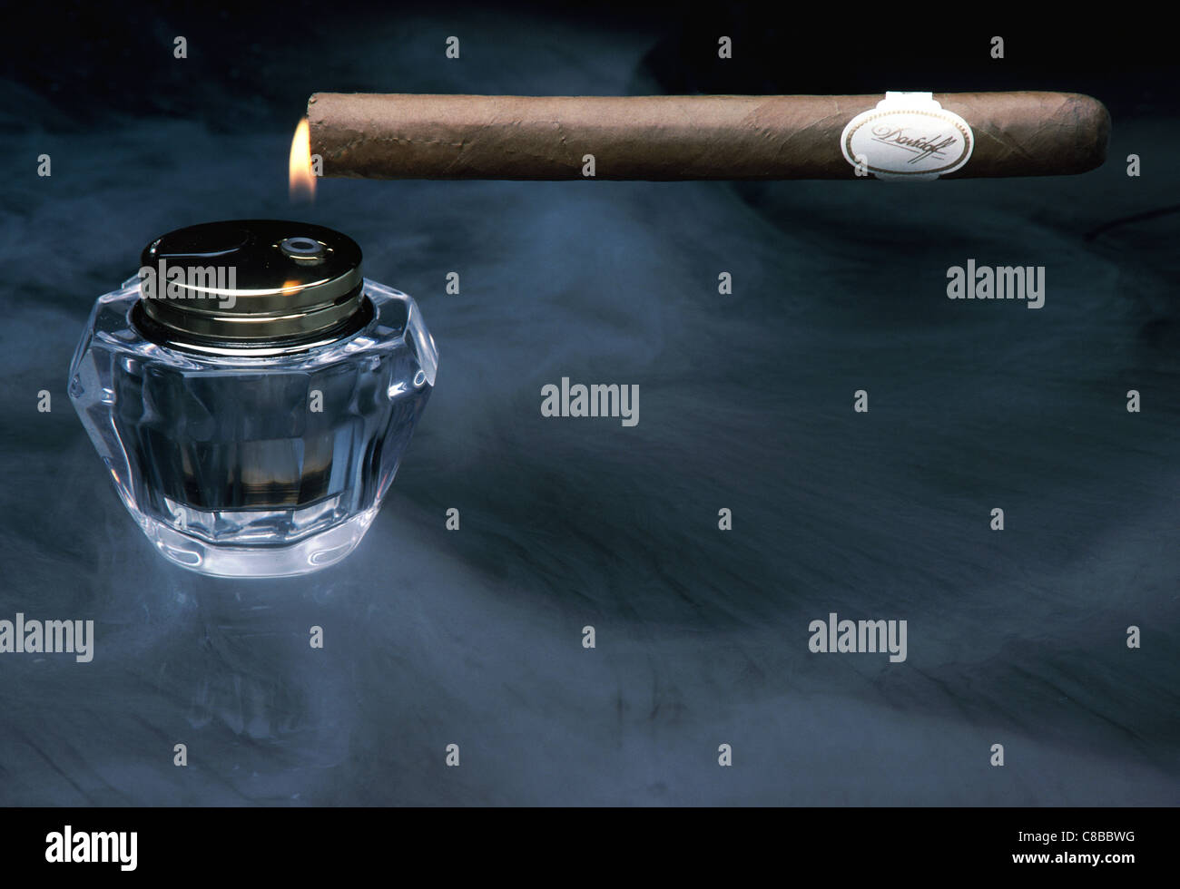 Zigarre und Feuerzeug Stockfoto