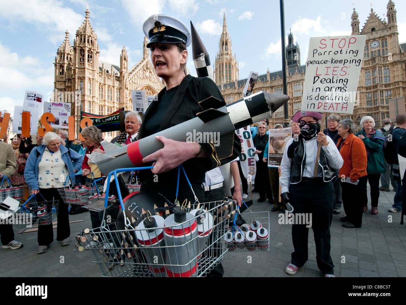 Protest außerhalb House of Parlament London gegen die Rüstungsindustrie Handel Stockfoto
