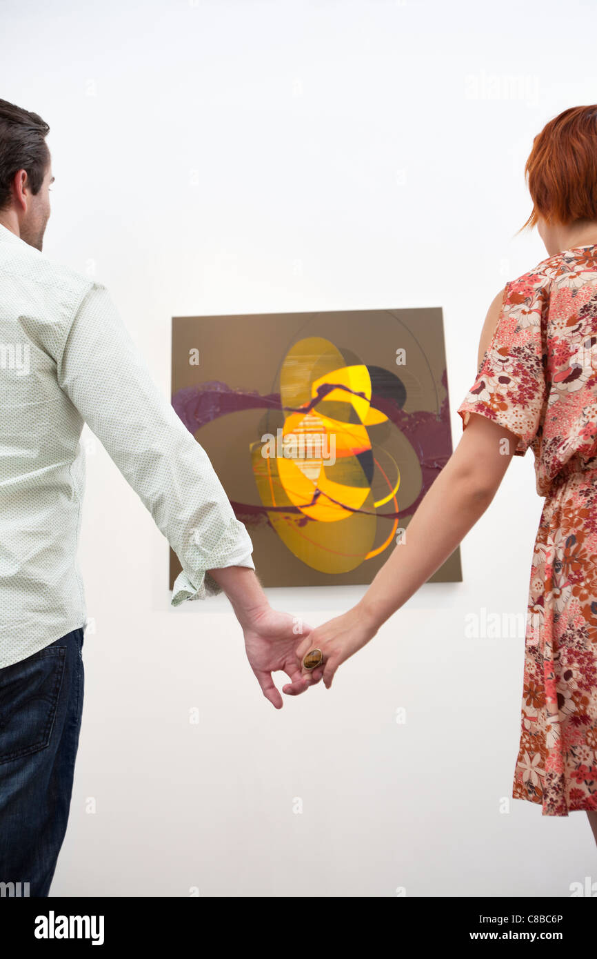 Verheiratetes Paar Hand in Hand vor Gemälde Kunst Galerie Stockfoto