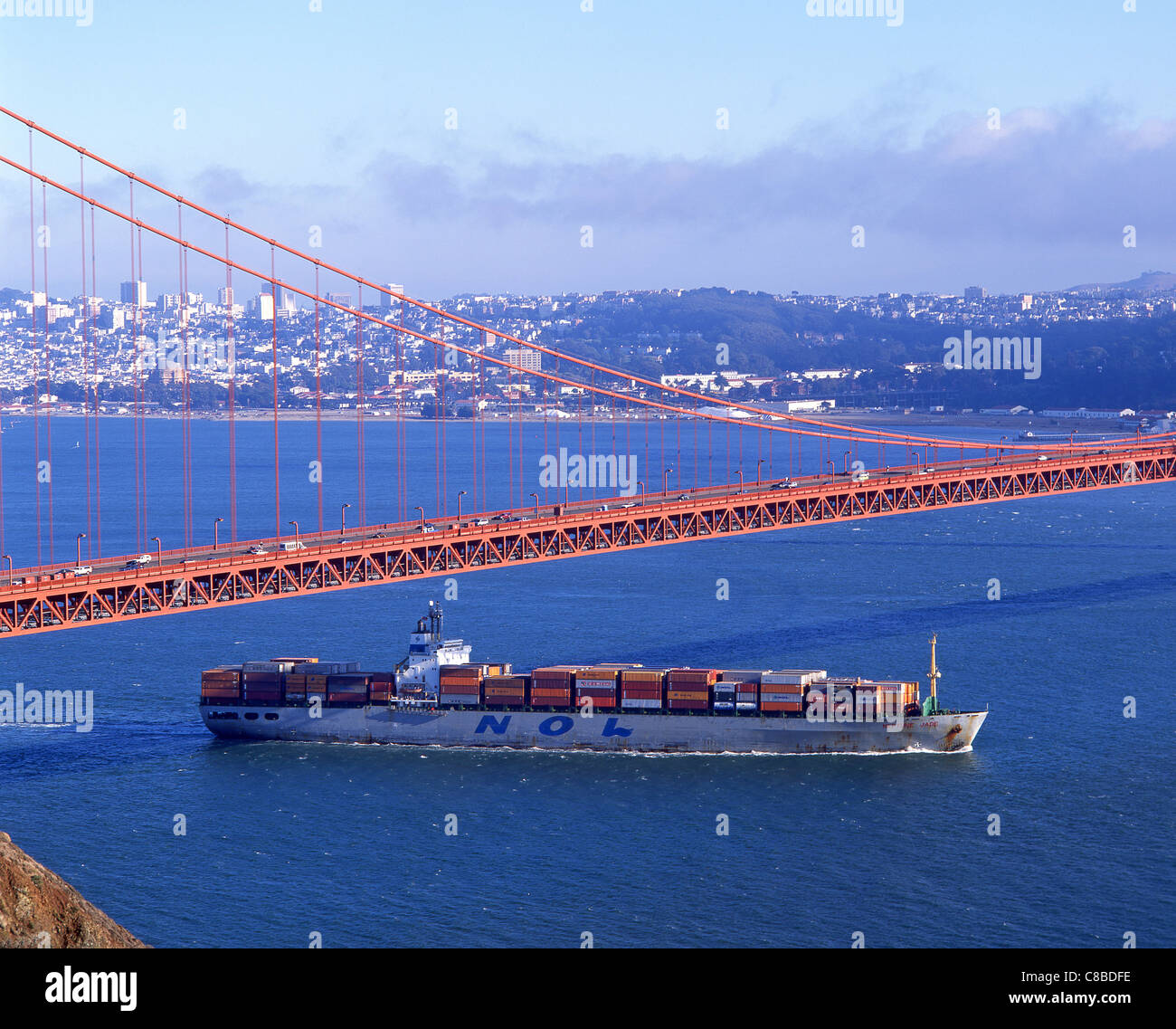 Containerschiff vorbei unter Golden Gate Bridge, San Francisco Bay Area, San Francisco, California, Vereinigte Staaten von Amerika Stockfoto