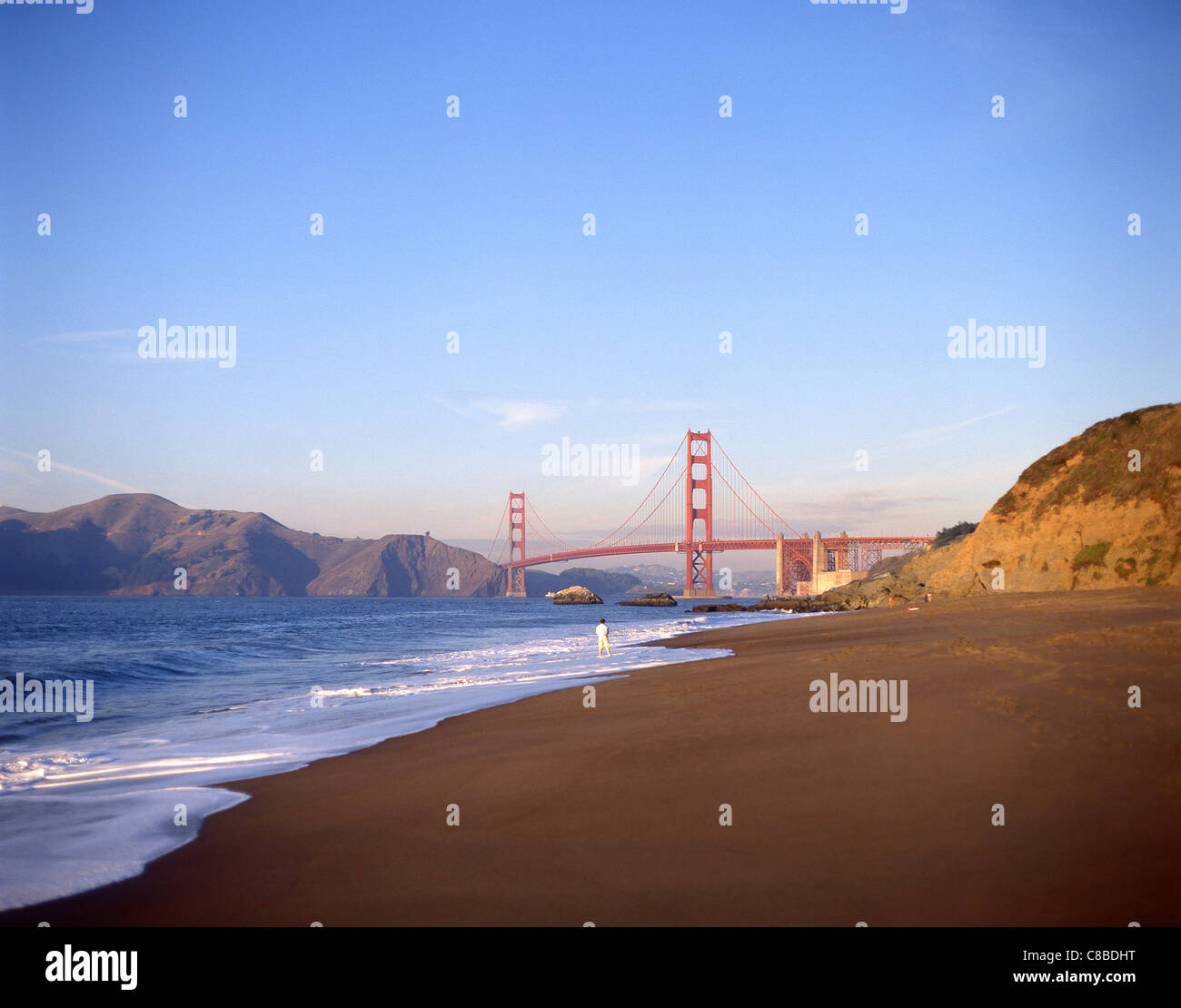 Golden Gate Bridge aus Strand, Bucht von San Francisco, San Francisco, California, Vereinigte Staaten von Amerika Stockfoto